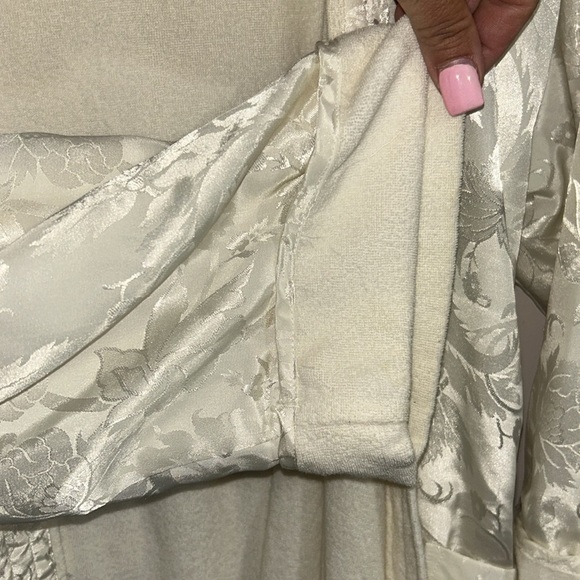 Victoria's Secret Soft Cream Robe - Picture 5 of 5